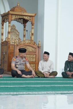Sholat Dzuhur di Masjid Raya Suada, Kapolda Sulbar Titip Doa untuk Amanah Tugas
