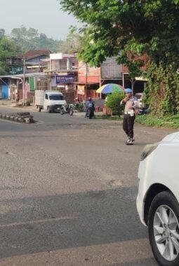 Wujudkan Polri Bersama Masyarakat, Kapolresta Mamuju Pimpin Pengaturan Lalu Lintas Pagi Hari di Jalan Raya