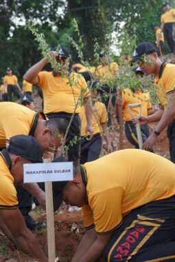 Wujud Cinta terhadap Alam, Polda Sulbar Gelar Green Policing di Perbukitan Desa Bambu untuk Antisipasi Longsor