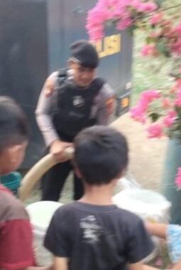 Polisi Bersama Masyarakat, Polresta Mamuju Salurkan Air Bersih Pakai Mobil AWC