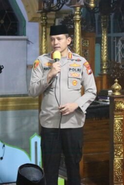 Program Polisi Bersama Masyarakat, Kapolresta Mamuju Salat Subuh di Masjid Babul Jannah Serap Aspirasi Masyarakat