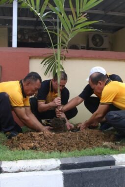 Kapolresta Mamuju Gelar Green Policing, Wujudkan  Kepedulian terhadap Penghijauan dan Kelestarian Lingkungan