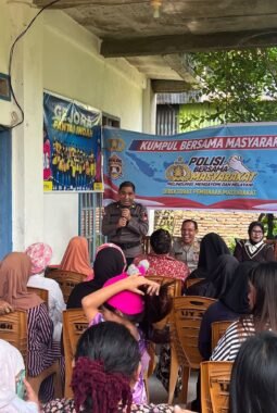 Blusukan ke Lorong Nelayan, Satgas Preemtif Polda Sulbar Edukasi Warga Pesisir tentang Keselamatan Berkendara