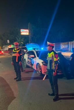 Polresta Mamuju Gelar Pengaturan Lalu Lintas Malam Hari, Wujudkan Keselamatan Pengendara di Jalan Raya