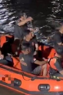 Polisi Bersama Masyarakat, Pencarian Tengah Malam Berakhir Duka: Korban Tenggelam di Mamuju Ditemukan