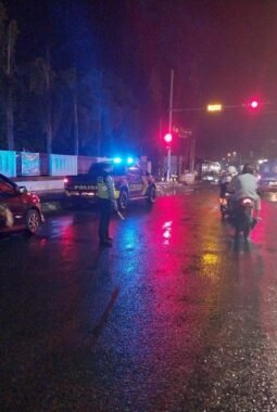 Polresta Mamuju Gelar Pengaturan Lalu Lintas Malam Hari, Wujudkan Keselamatan Pengendara di Jalan Raya