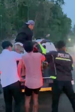 Aksi Humanis Ditreskrimum dan Ditlantas Polda Sulbar, Kakek Kelelahan di Jalan Dievakuasi ke Tasiu