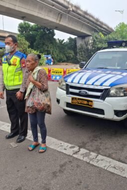 Berangkat dari Brebes Mencari Keluarga, Ibu Wati Kebingungan di Jakarta hingga Dibantu Polisi Satlantas Jakarta Barat