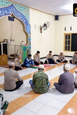 Subuh Keliling di Tobadak, Wakapolres Mateng Ajak Masyarakat Perangi Hoaks dan Jaga Kamtibmas
