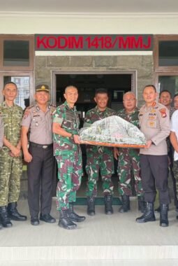 Kejutan Penuh Keakraban, Kapolresta Mamuju Berikan Surprise HUT TNI ke-81 di Kodim 1418/Mamuju